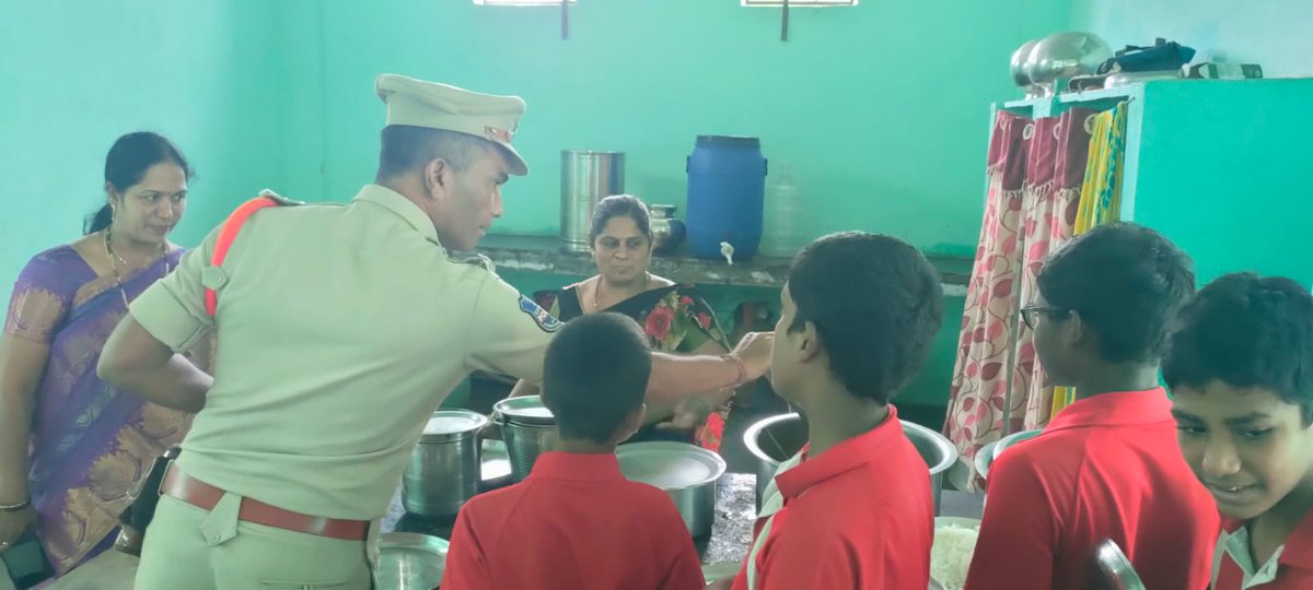 psmhbdtown's tweet photo. I along with SDPO Mahabubabad visited Government Children Home for Boys at Indiranagar Mahabubabad. Checked basic amenities in the school and had meeting with Superintendet and Staff. @spmahabubabad, @mhbdpolice, @sdpomhbd, @TelanganaCOPs, @TelanganaDGP https://t.co/VVY3Xc81Pa