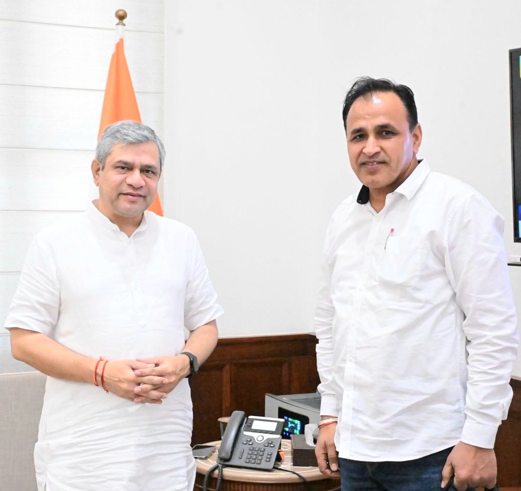विपक्ष में रहते हुए भी सांसद उम्मेदाराम बेनीवाल की निरंतर मेहनत रंग लाई— जैसलमेर-बाड़मेर-भाभर रेल लाइन सर्वे के लिए 10 करोड़ रुपये की मंजूरी मिली। 

पश्चिमी भारत की कनेक्टिविटी के लिए यह एक ऐतिहासिक कदम है।