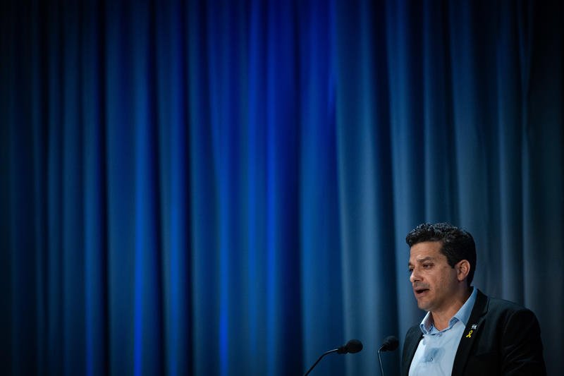 מטורפי קפלן מאבדים כל רסן | גם ילדיו של השר שיקלי בכיתות א' וד' הפכו למטרה

השר עמיחי שיקלי לעו"ד איציק בונצל: "צריך להבין שזה לא אירוע ספונטני, אלא מהלך של ארגון כאשר הם באים באופן שיטתי עם כל הציוד וכל המעטפת מסביב. מדובר בילדים קטנים מאוד, כך שמי שנפגע יותר הוא הילד בכיתה א',