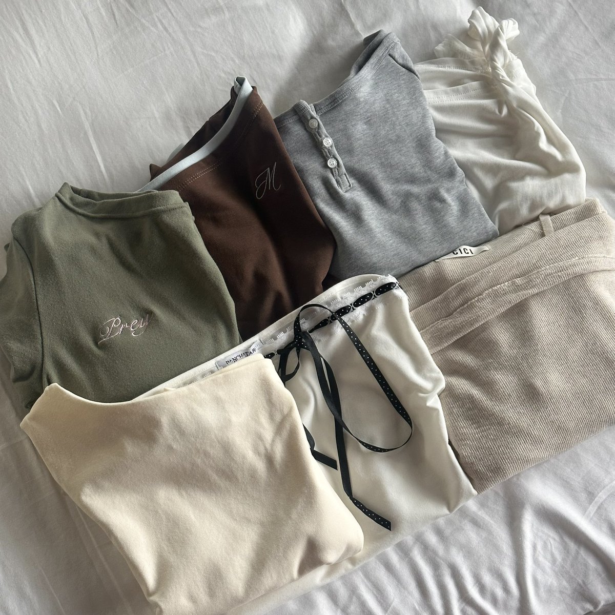 มาค่ะ รวมมาให้เกือบ 20 ตัว เสื้อปาดไหล่ คอปาด มี ทั้งแขนสั้น แขนยาว เน้นทรงสวย ผ้าดีใส่สบาย ไม่ต้องรีด เป็นคนสวยขา ดูแพง ในราคาหลักร้อย🤏🏻🌸🍎