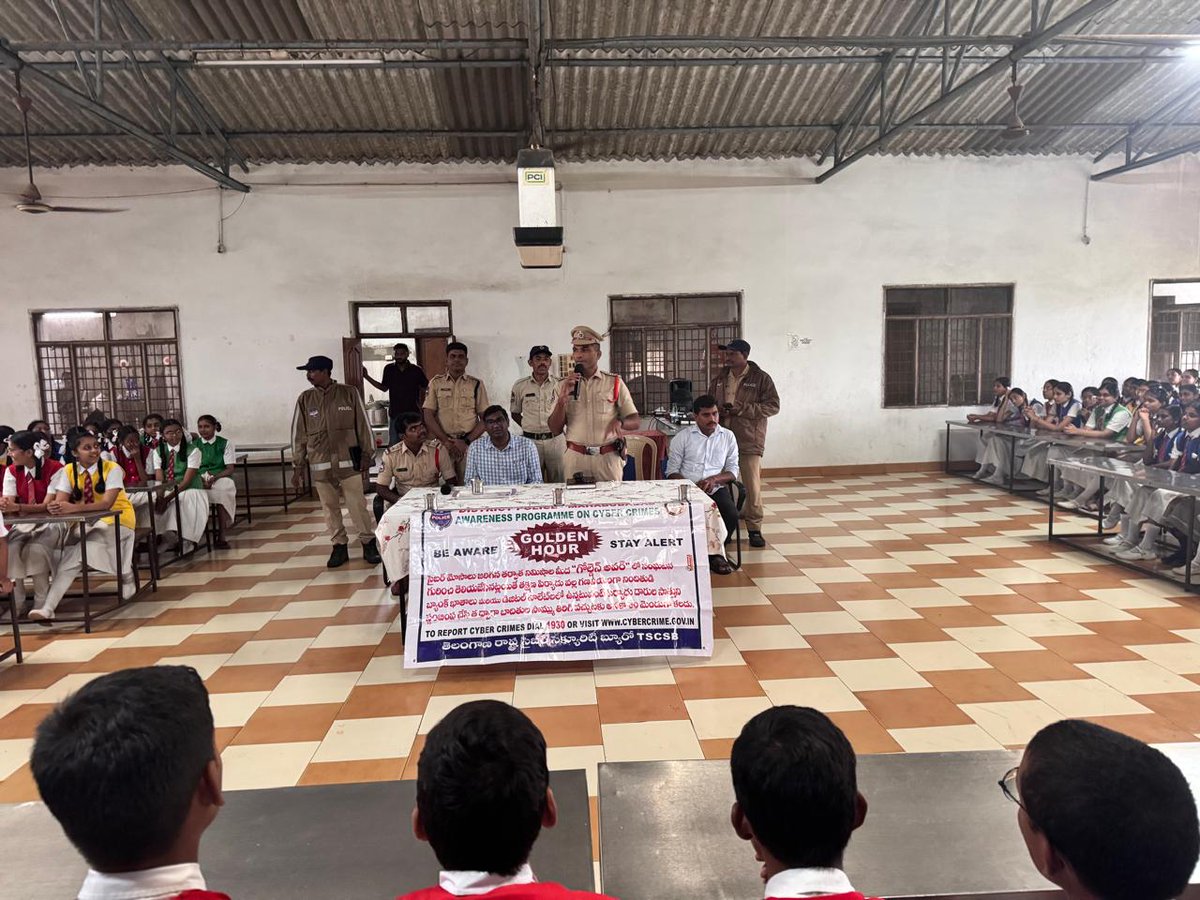 psmhbdtown's tweet photo. As part of “Cyber Jaagrookta Diwas”(Cyber Security Awareness Day), I along with SIs Shiva, Karnakar and Mahabubabad Town PS staff created awareness on Cyber Security &amp; Safety at Maharahi Vidyalaya Mahabubabad. @spmahabubabad, @mhbdpolice, @sdpomhbd, @TelanganaCOPs, @TelanganaDGP https://t.co/LvoghsxVSE