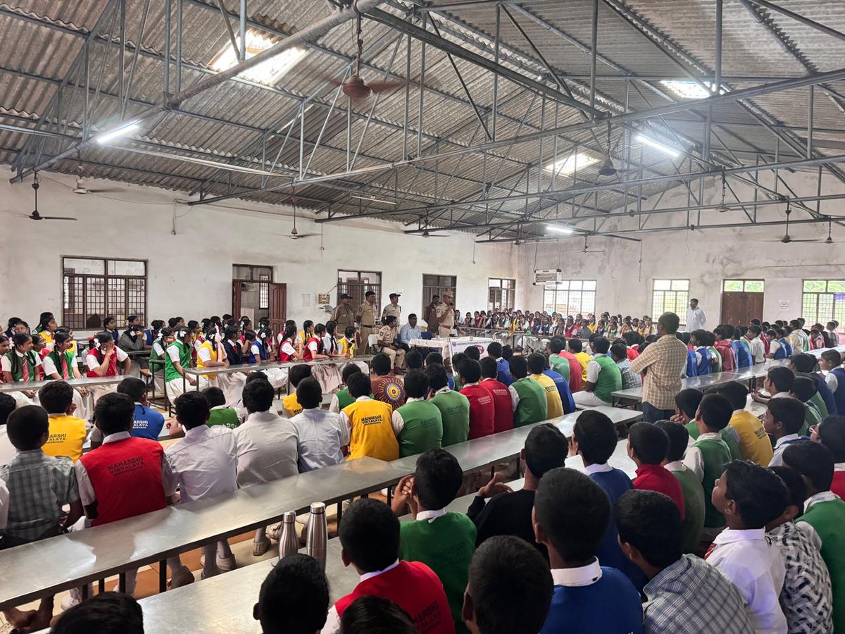 psmhbdtown's tweet photo. As part of “Cyber Jaagrookta Diwas”(Cyber Security Awareness Day), I along with SIs Shiva, Karnakar and Mahabubabad Town PS staff created awareness on Cyber Security &amp; Safety at Maharahi Vidyalaya Mahabubabad. @spmahabubabad, @mhbdpolice, @sdpomhbd, @TelanganaCOPs, @TelanganaDGP https://t.co/LvoghsxVSE