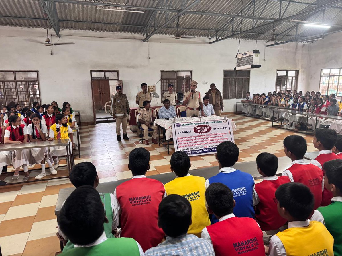 psmhbdtown's tweet photo. As part of “Cyber Jaagrookta Diwas”(Cyber Security Awareness Day), I along with SIs Shiva, Karnakar and Mahabubabad Town PS staff created awareness on Cyber Security &amp; Safety at Maharahi Vidyalaya Mahabubabad. @spmahabubabad, @mhbdpolice, @sdpomhbd, @TelanganaCOPs, @TelanganaDGP https://t.co/LvoghsxVSE