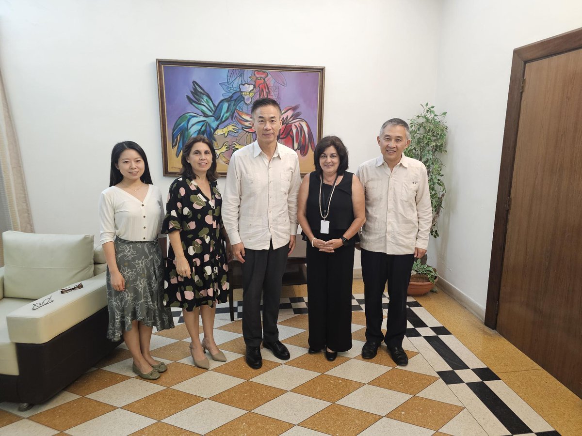 Siempre un placer compartir con el Embajador de #China🇨🇳 en #Cuba🇨🇺, <a href="/EmbHuaXin/">Hua Xin 华昕</a>, sobre el fortalecimiento de las relaciones económicas, comerciales y de cooperación bilaterales. <a href="/MINCEX_CUBA/">MINCEX🇨🇺</a>