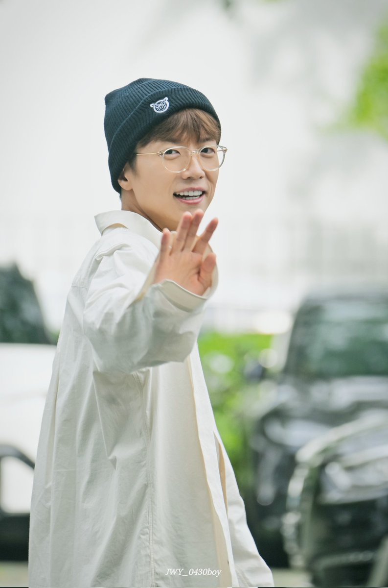 JWY_0430boy's tweet image. 250701 철파엠 퇴근👋
#장우영 #JangWooyoung  #simpledance