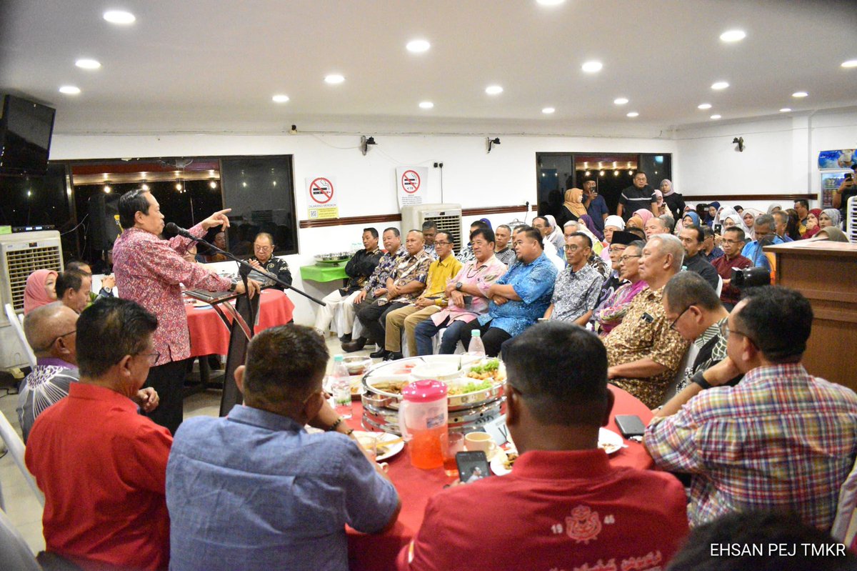 Bersama pimpinan akar umbi di #Sipitang #Sabah.

Tuan Abd Rahman Noh berucap sblm saya. D Sapawi Ahmad turut hadir.

Kali pertama saya di sini tahun 1994 dahulu. Banyak perubahan prasarana yg berlaku. Kebanyakan hasil usaha #UMNO &amp; #BN.

Terus gigih berjuang utk manfaat #rakyat.