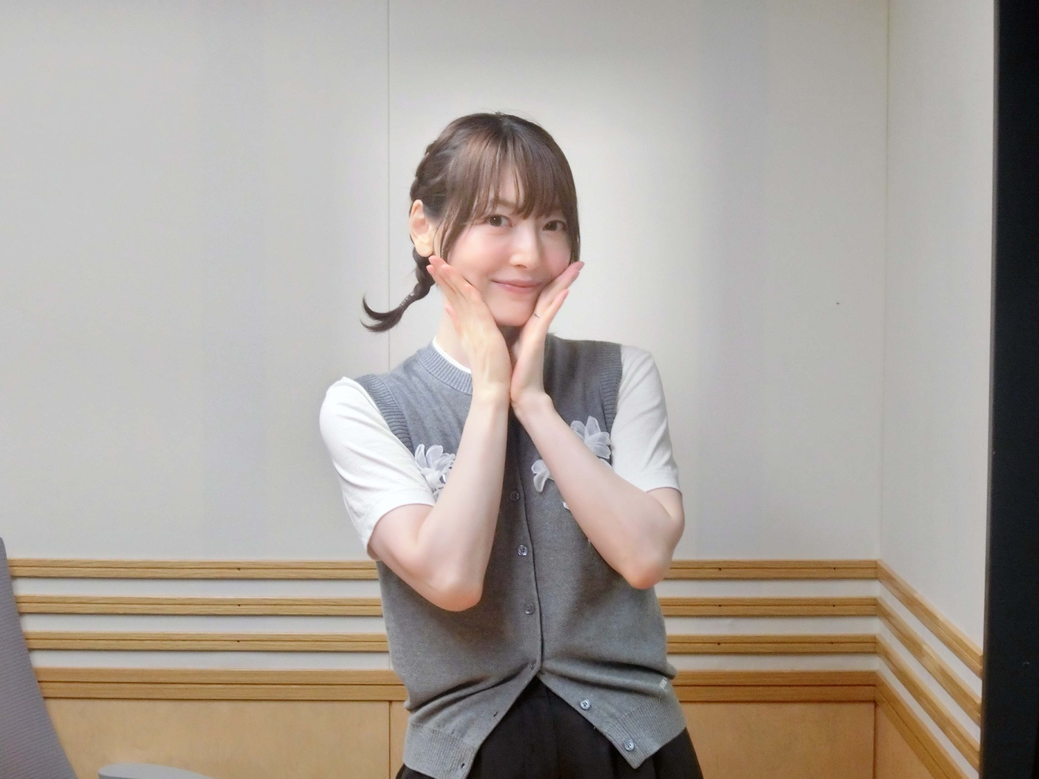 明治 presents 花澤香菜のひとりでできるかな？ on X: 