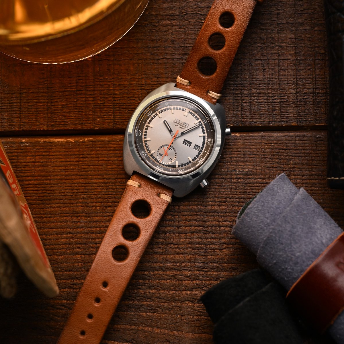 Strapcode's tweet image. ⌚️: Seiko 6139-7002
Strap Model: C1D050
⁠
Pairing the 6139-7002 with a 19mm Q.R. Brown Leather Italian Handmade Racer Watch Strap takes us back to the golden age of Seiko chronographs with a rollball tribute to 70s arcades
⁠
#strapcode⁠
#strapcodewatchbands⁠