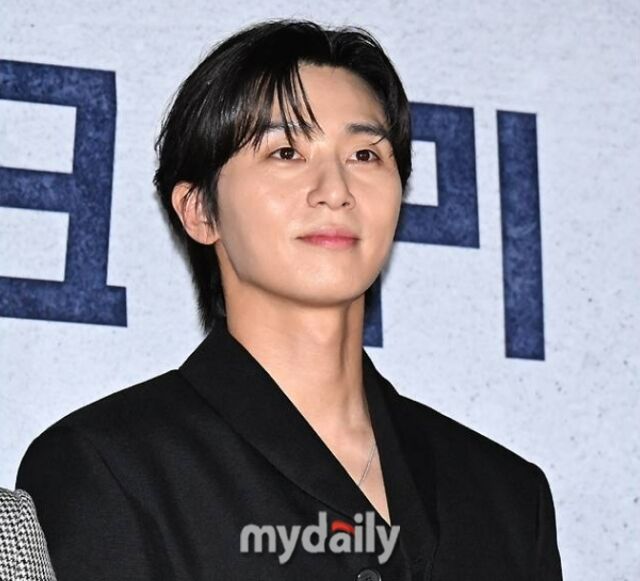 #ParkSeoJun reportedly will lead a new drama <I Am A Sinner> based on webtoon with the same title.

Story of a man who caused an incident in a gold shop, survives, and takes possession of the gold. He then enters a gang and deals with drugs. 

m.entertain.naver.com/now/article/11…