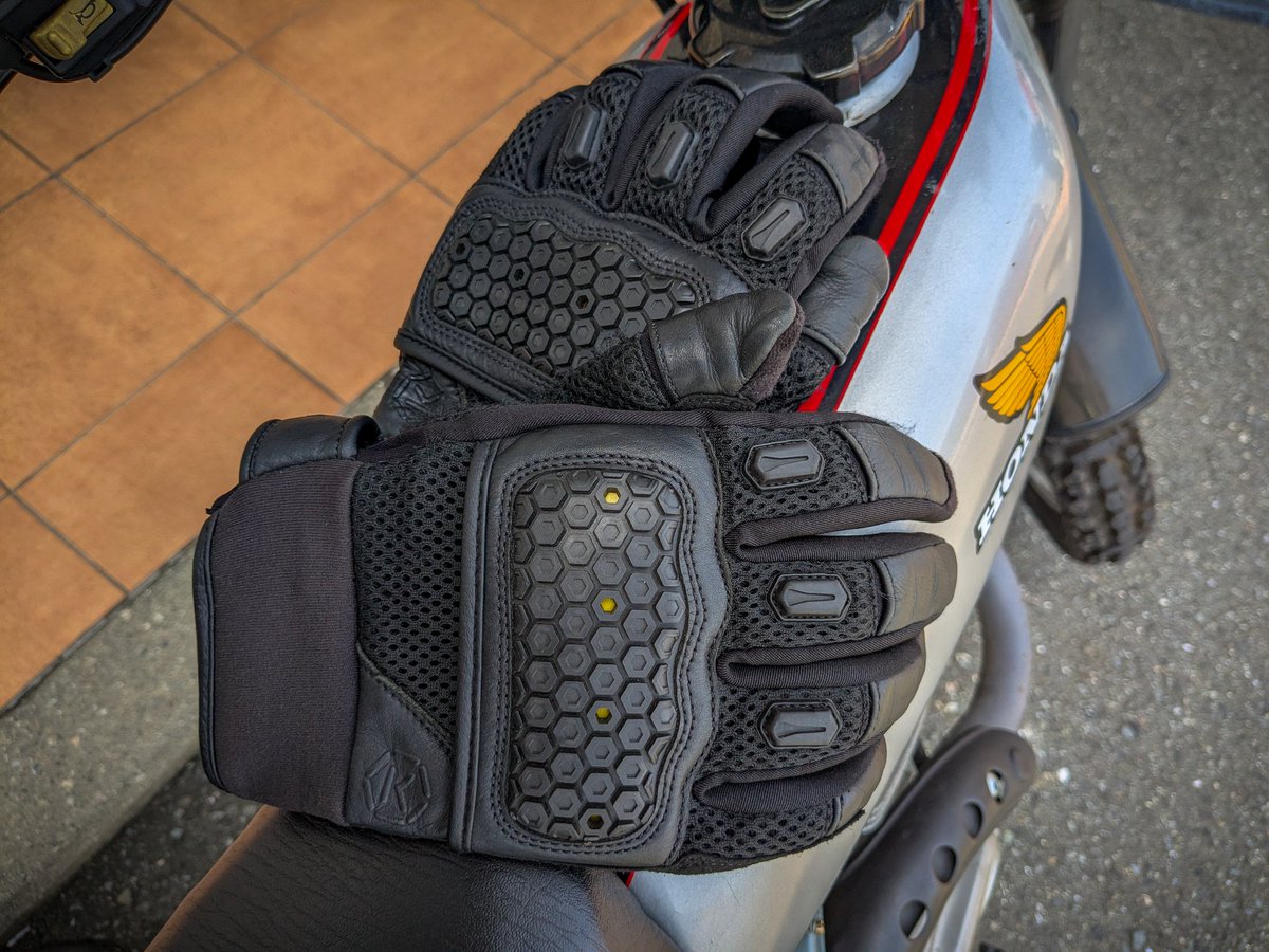 ttoorruu110066's tweet image. グローブをメッシュにしました。（今頃）
#knoxarmour 
#japex