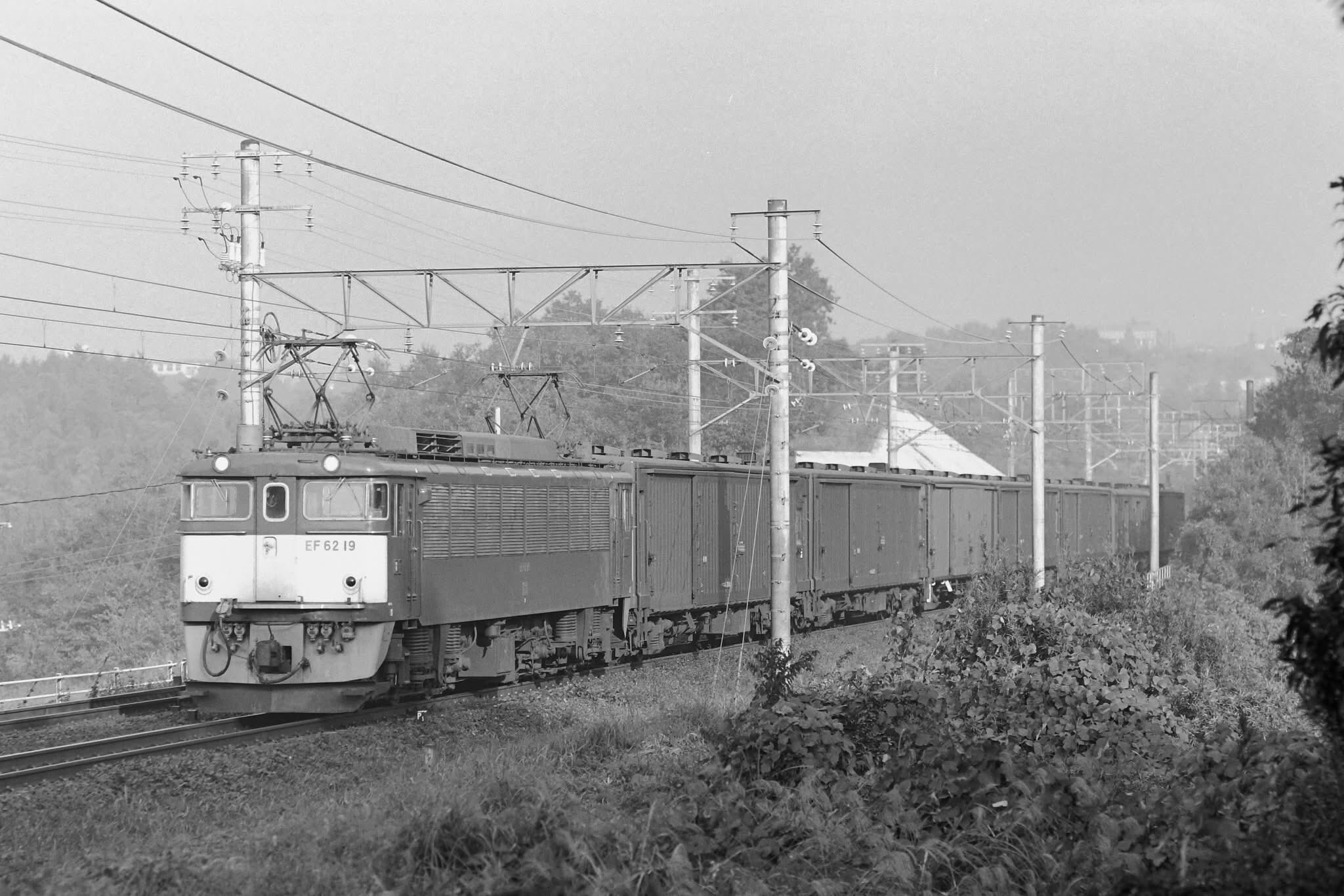 ミステリートレイン1971-10-3国鉄稲荷駅 昭和の残像 鉄道懐古写真(71) 時刻表に載らない行先不明の旧型