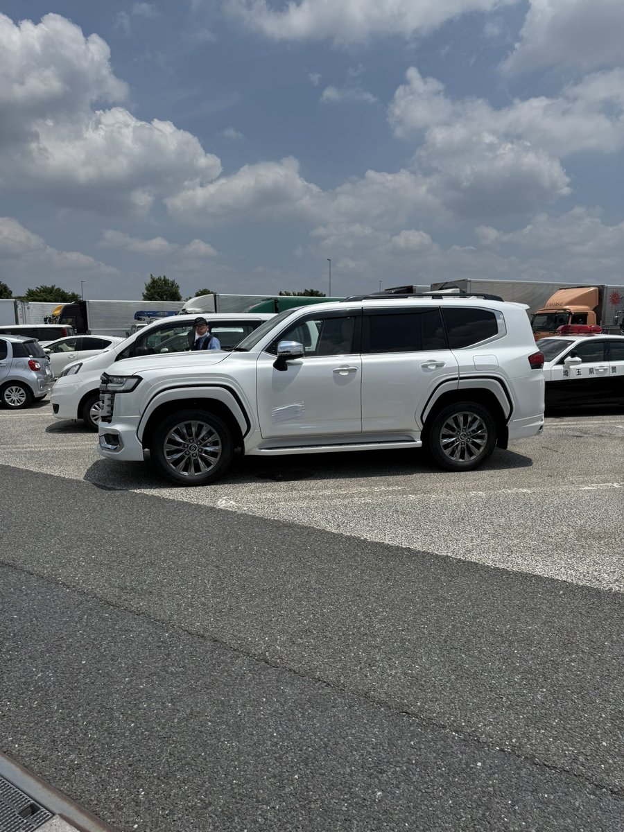 ShinsukeHDS's tweet photo. ランクル300 盗難車の実物初めて見ました。

テープで塞いでパッと見分からなかった…

警察が囲んでいたので持ち主の元に早く戻りますように。

#ランクル300 #盗難 https://t.co/3dYzrUOdhx