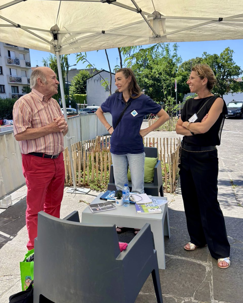 instituthds's tweet image. 🚍 Ce jeudi 3 juillet, le #BusSantéFemmes concluait sa tournée avant la pause estivale à #BoisColombes, où 37 femmes ont bénéficié d’un accompagnement médical, psychologique et juridique gratuit, anonyme et sans rendez-vous.

A cette occasion, Monsieur @yvesrevillon, Maire de la…
