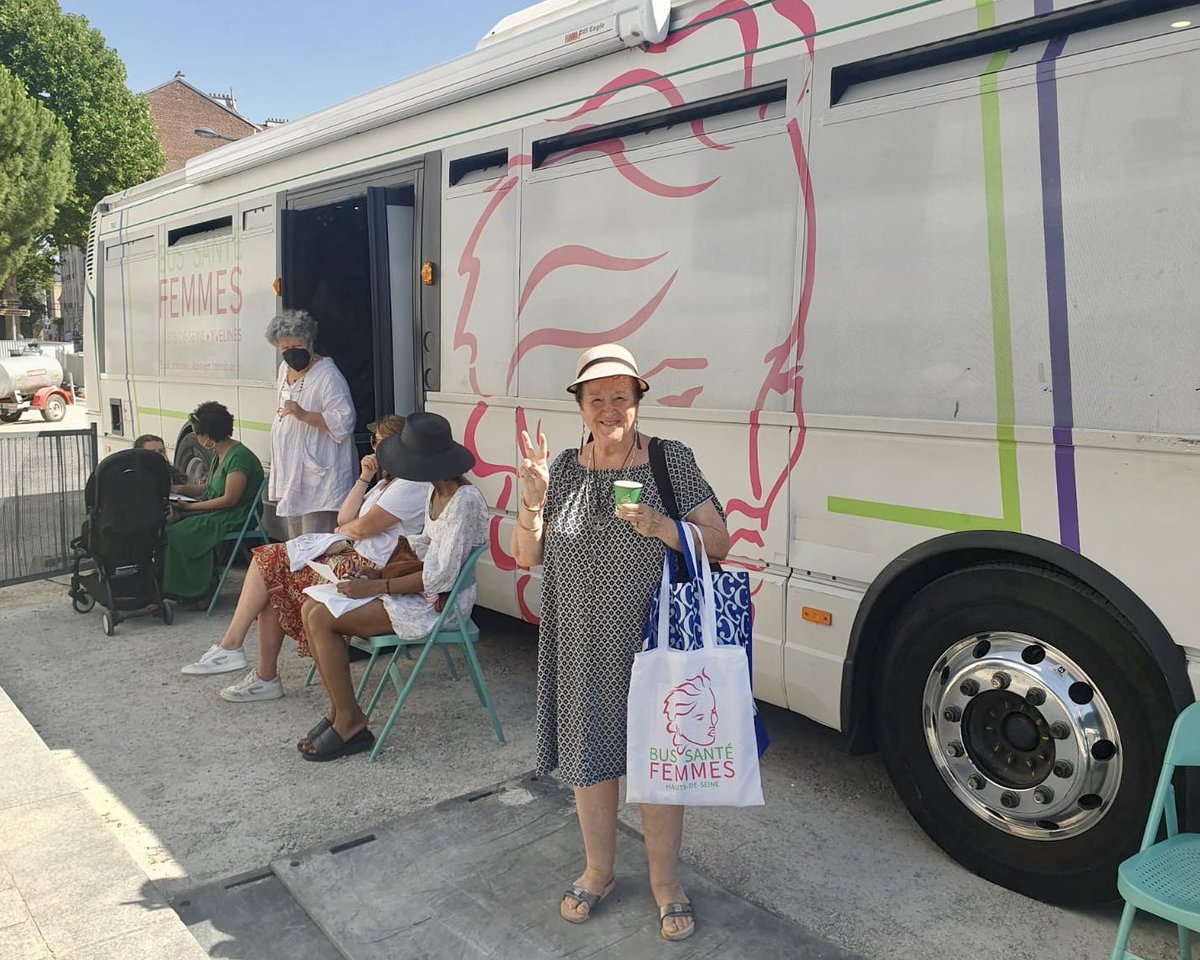 instituthds's tweet image. 🚍 Ce jeudi 3 juillet, le #BusSantéFemmes concluait sa tournée avant la pause estivale à #BoisColombes, où 37 femmes ont bénéficié d’un accompagnement médical, psychologique et juridique gratuit, anonyme et sans rendez-vous.

A cette occasion, Monsieur @yvesrevillon, Maire de la…