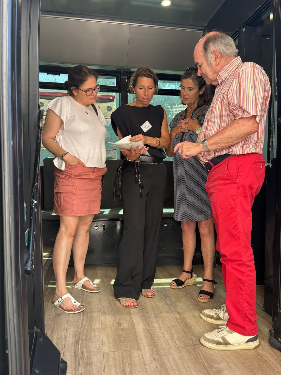instituthds's tweet image. 🚍 Ce jeudi 3 juillet, le #BusSantéFemmes concluait sa tournée avant la pause estivale à #BoisColombes, où 37 femmes ont bénéficié d’un accompagnement médical, psychologique et juridique gratuit, anonyme et sans rendez-vous.

A cette occasion, Monsieur @yvesrevillon, Maire de la…