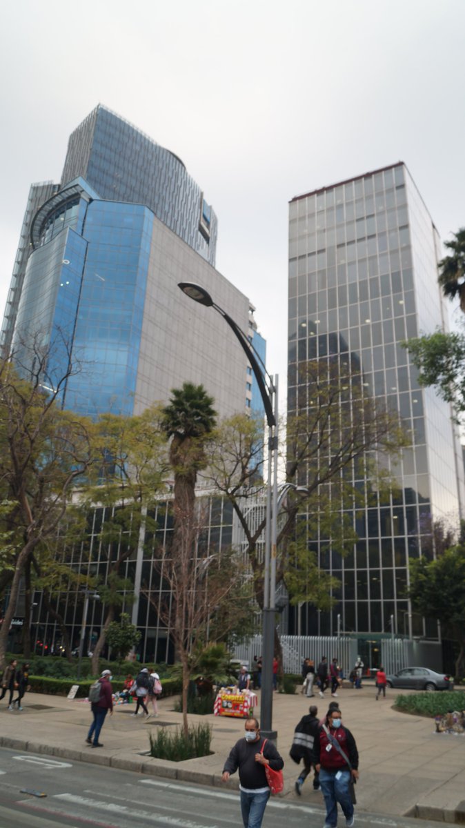 Sabes cual fue el primer edificio con aire acondicionado en la ciudad?

El Jaysour, diseño de Augusto H. Álvarez, en Reforma y Varsovia, de 1961. Un tiempo sede de la Policía Federal. 
 
Incluso si falla el sistema, tiene orificios en fachada que permiten entrada de aire.