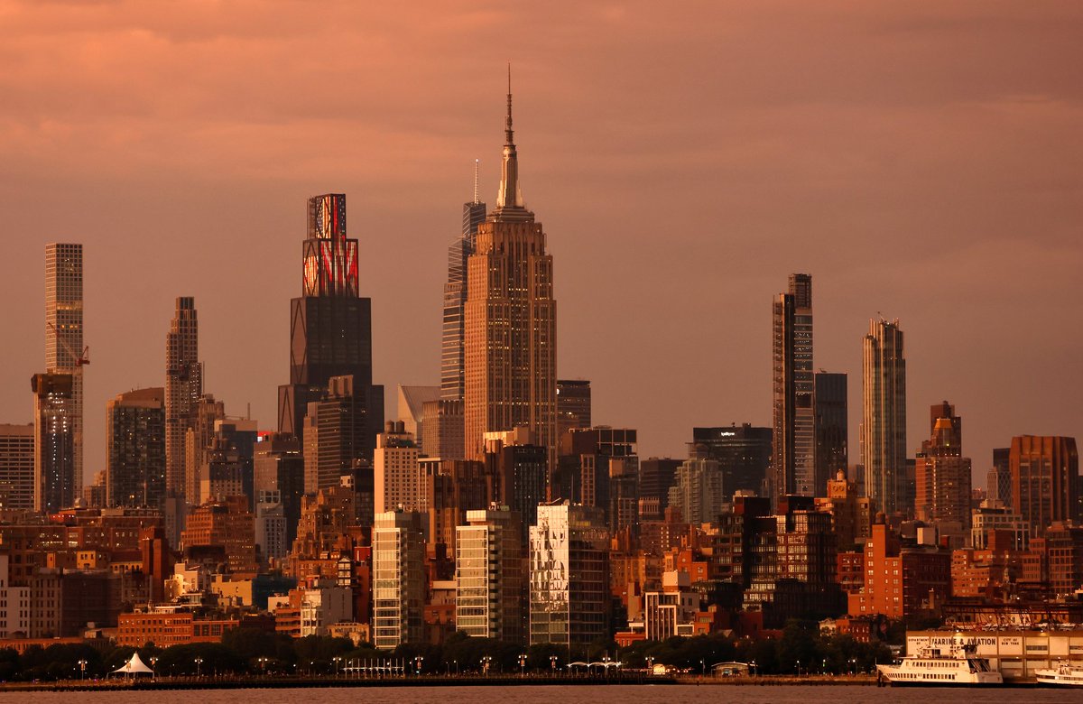 The Empire State Building at sunset in New York City, Thursday evening #NYC #newyork #newyorkcity #sunset @empirestatebldg