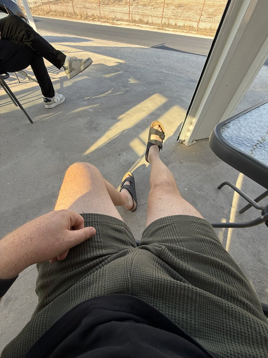 Παντοφλιτσα σήμερα με καυλες 😂