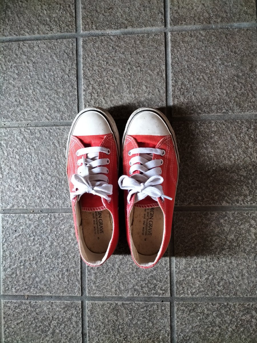 baaba2609's tweet image. 次女の赤い靴
私が履いて3年経つ
靴底のゴムが劣化して
雨の日は靴下が濡れる

aupayを使い切る必要があり
思い切って靴を新調した

次女の赤い靴
きっと捨てられないだろうな
だって、次女が自立歩行した最後の記念すべき靴なんだもの

#赤い靴