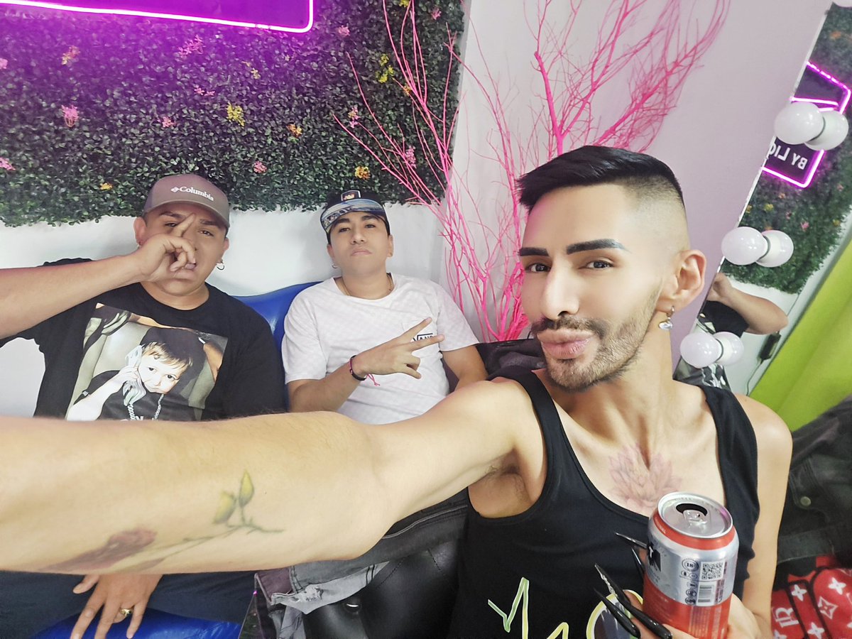 DramaQueenRemix's tweet photo. De visita con el chacalerio di 😂 se me hizo fácil la #CopaLigera con estos preciosos di! #Liosa #Leo #Buba #Mike #Papucho 🖤 https://t.co/1Q9uPacyU1