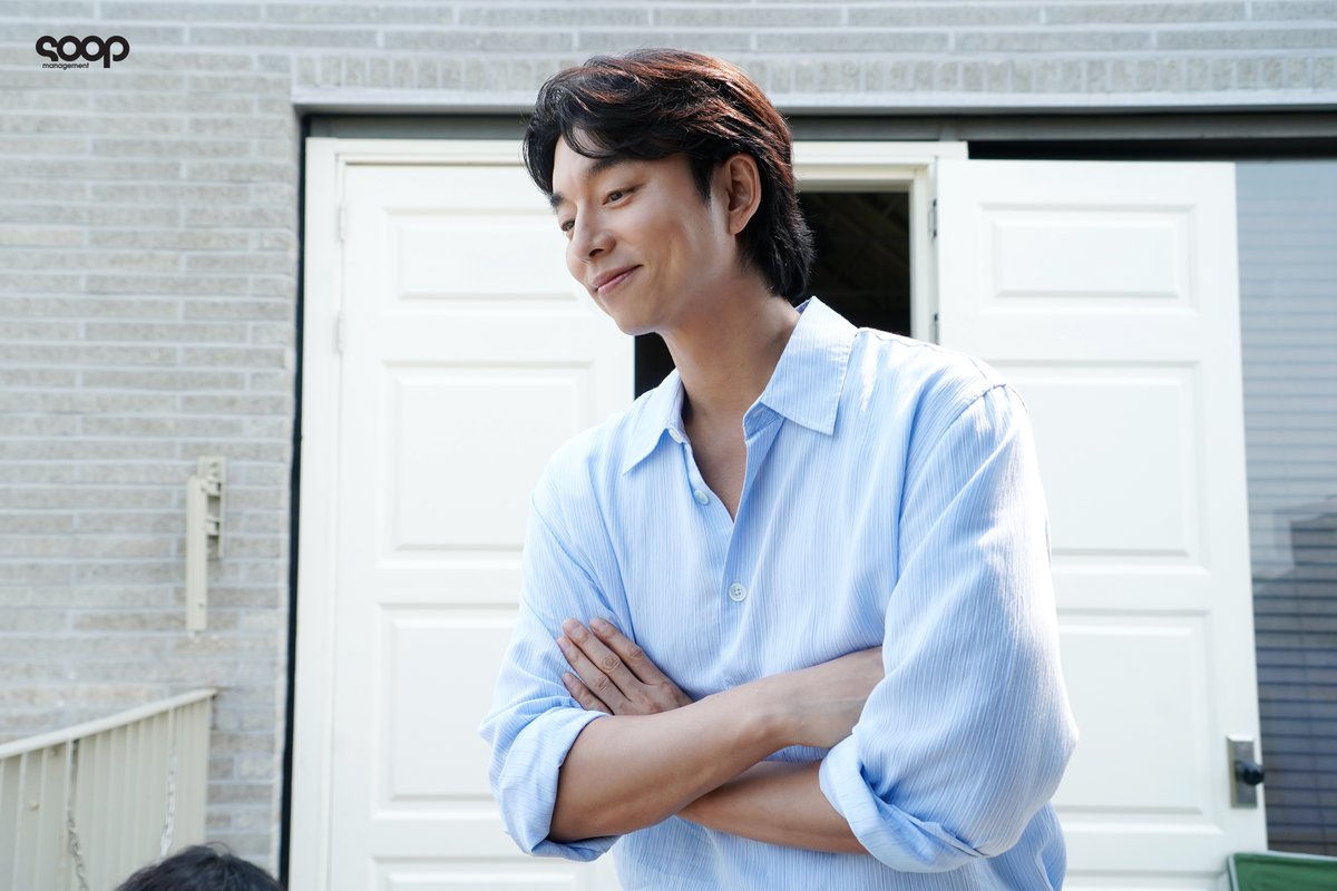 soop_ent's tweet photo. 흐린 날씨도 공유 배우의 청량함으로 상쾌하게🍃

여름 = 공유는 공식〰️
이번 여름도 공유 배우와 함께 보내요💚 https://t.co/KNzm1sj1Pp