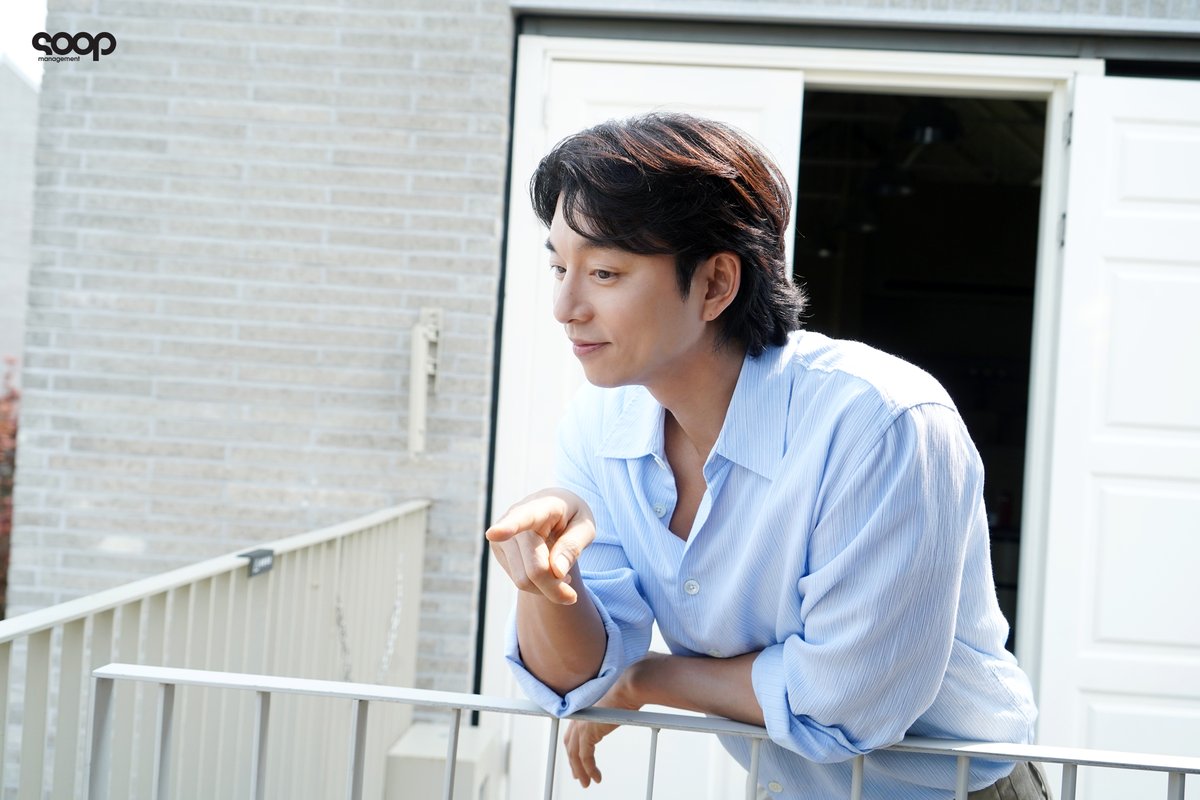 soop_ent's tweet photo. 흐린 날씨도 공유 배우의 청량함으로 상쾌하게🍃

여름 = 공유는 공식〰️
이번 여름도 공유 배우와 함께 보내요💚 https://t.co/KNzm1sj1Pp