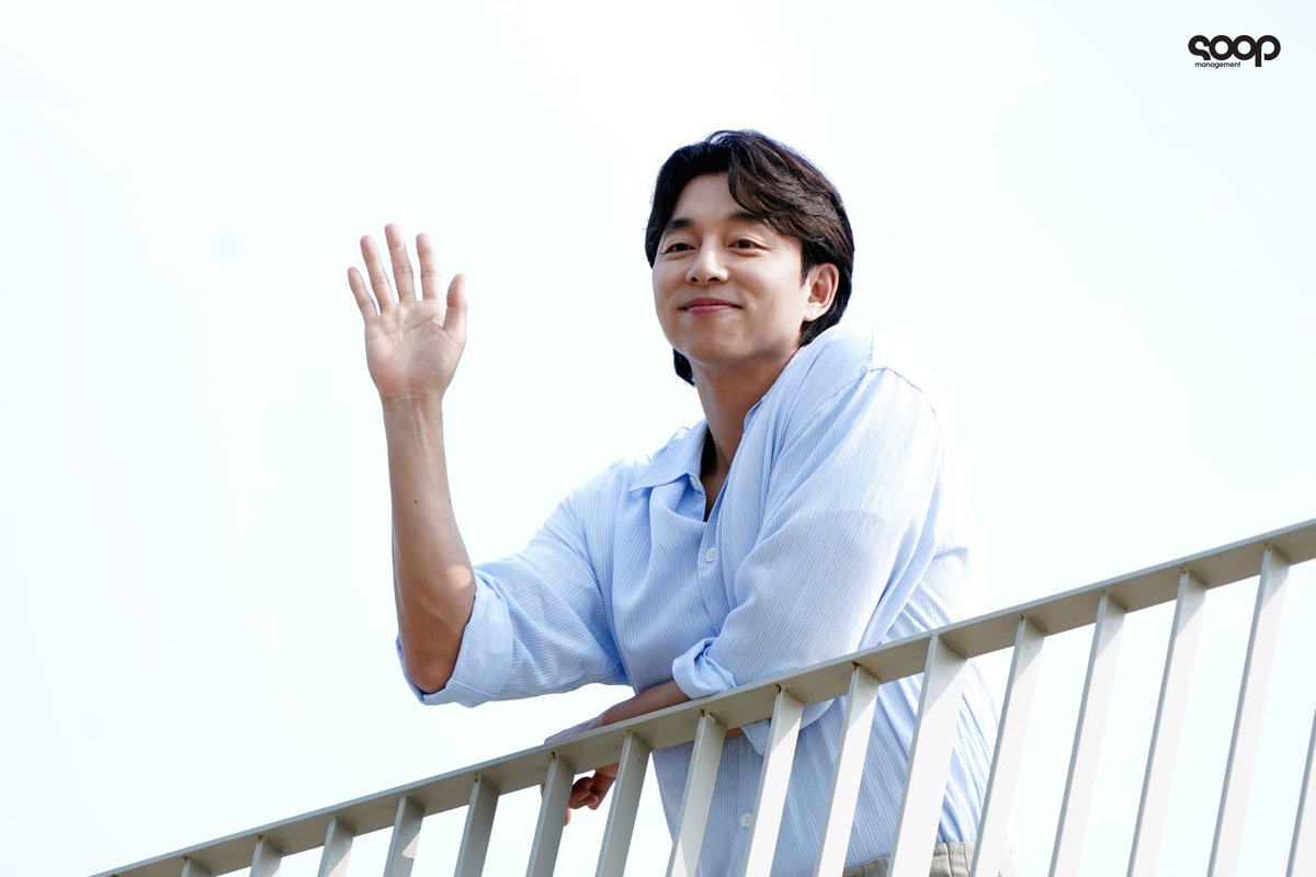 soop_ent's tweet photo. 흐린 날씨도 공유 배우의 청량함으로 상쾌하게🍃

여름 = 공유는 공식〰️
이번 여름도 공유 배우와 함께 보내요💚 https://t.co/KNzm1sj1Pp