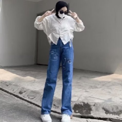 fortuityse's tweet photo. Statement top yang langsung naikkin level satu outfit 🔥 Dipadu rok flowy + heels = vibes-nya classy tapi tetap santai.
Kadang cukup satu item yang beda buat bikin look-nya nggak biasa 😉
#StyleOfTheDay #ModestLook #EffortlesslyChic

link https://t.co/W8h2yB3QEO https://t.co/QzG1qw1iKR