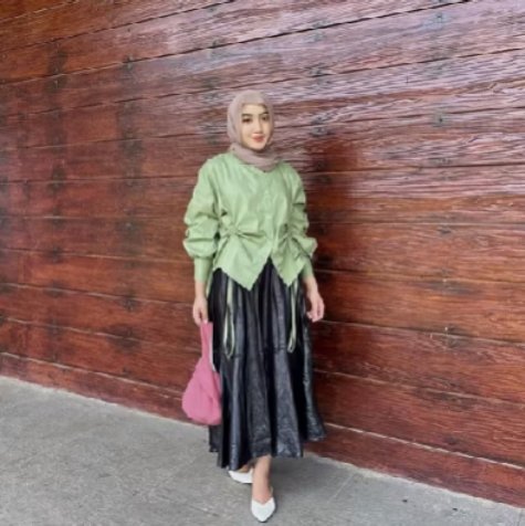 fortuityse's tweet photo. Statement top yang langsung naikkin level satu outfit 🔥 Dipadu rok flowy + heels = vibes-nya classy tapi tetap santai.
Kadang cukup satu item yang beda buat bikin look-nya nggak biasa 😉
#StyleOfTheDay #ModestLook #EffortlesslyChic

link https://t.co/W8h2yB3QEO https://t.co/QzG1qw1iKR
