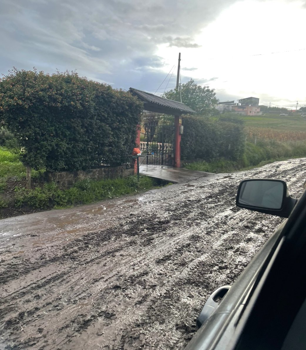 No más maquillajes. En el cantón Pedro Moncayo reclaman a la alcaldesa Verónica Sánchez que preste atención a los barrios que no tienen agua potable ni calles transitables. Se cuestiona que destine fondos a la regeneración urbana de una sola calle céntrica de Tabacundo, habiendo