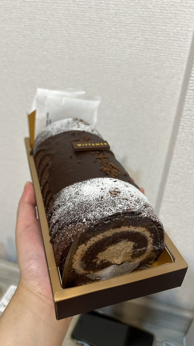 生日願望是：
希望能過得開心自在、
與願意尊重我的人好好相處、
畫技突飛猛進變成繪師王、

以及希望大家也都過得幸福圓滿🥰🥰🥰

買了wittamer的巧克力蛋糕！
為什麼買這個是因為一個小蛋糕1000円但是蛋糕捲只要1900円，腦子一弱就⋯⋯
（根本吃不完😂）