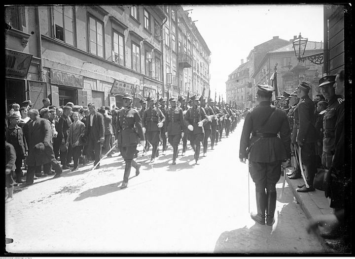 WBH_2016's tweet image. 20 lipca 1926 r. Józef Piłsudski utworzył kompanię zamkową - pododdział piechoty Wojska Polskiego, który prócz pełnienia funkcji reprezentacyjnych pełnił także służbę wartowniczą w miejscu postoju Prezydenta RP.