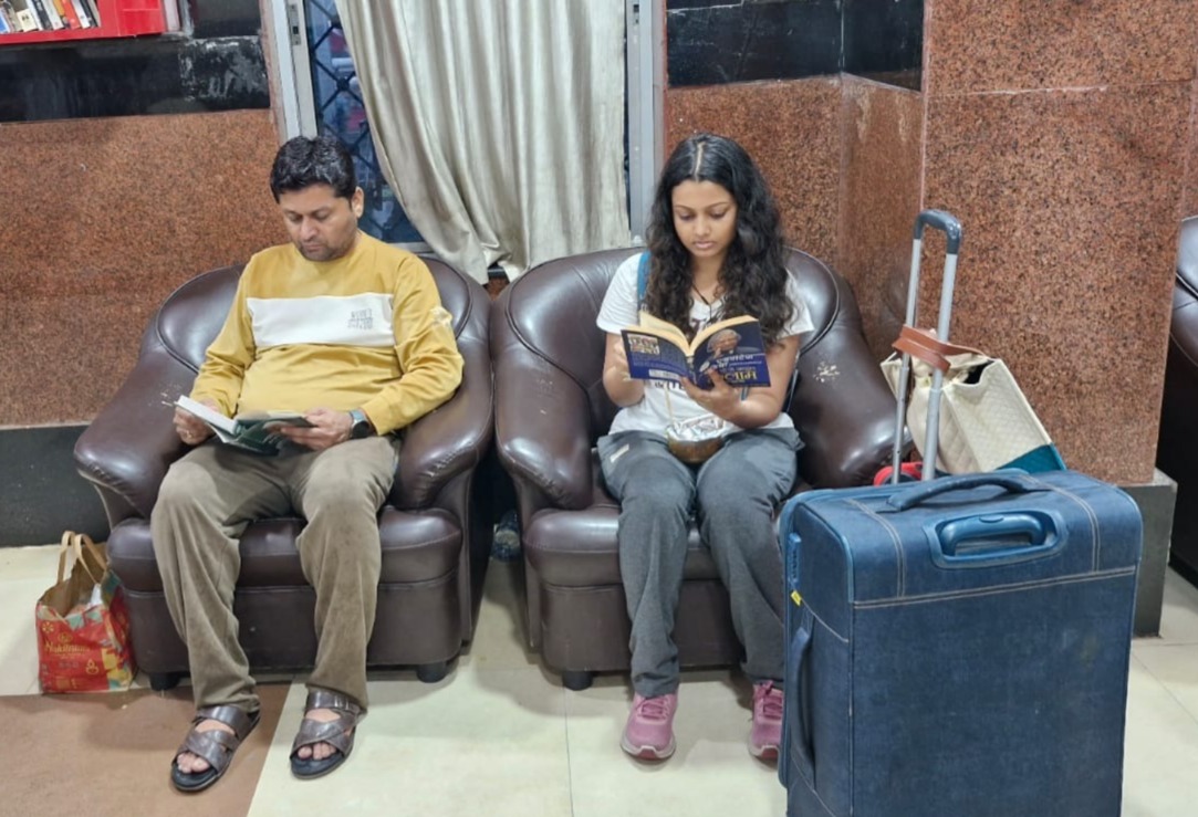 Read. Share. Inspire. 🚉📚
Nagpur Station in Maharashtra now hosts a unique “Rail Library” with the theme “A Journey Within Every Page.” Based on the Take a Book, Leave a Book concept, it offers free access to books, making every journey more enriching.