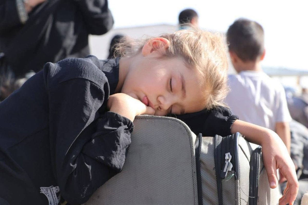 تاریخ باید بنویسد ایران دختر کوچکی را تشنه، گرسنه و خسته با هزار توهین و تحقیر به جای فرستاد که فقط در خواب می‌تواند مکتب برود. پارک برود و یا هم بخندد.