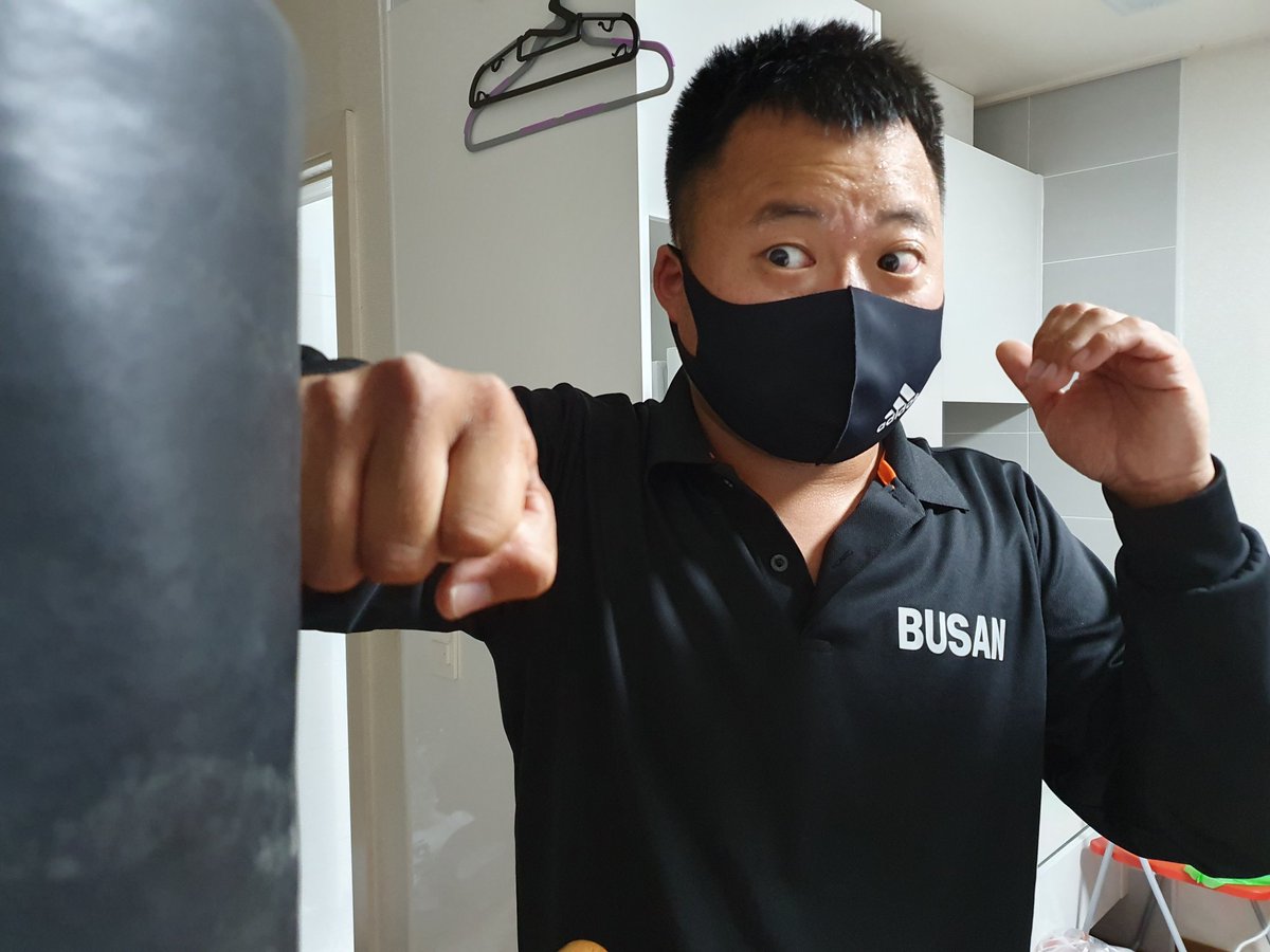 벌써부터 서울이 그립다ㅜㅜ
12시간전까지는
신나게
나무 샌드백 때리고 있었는데