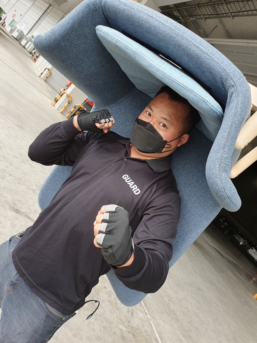 이유는 모르겠는데
종종 트친님들이 머리에 의자올린 사진뭐야?
하시는데
고객님(=트친님)이 싸인회를 하시고 싶다고하셔서

머릿속 공식
싸인회  = 의자와 테이블이 있으면 편함
해서 가져간겁니다
응
suv최고