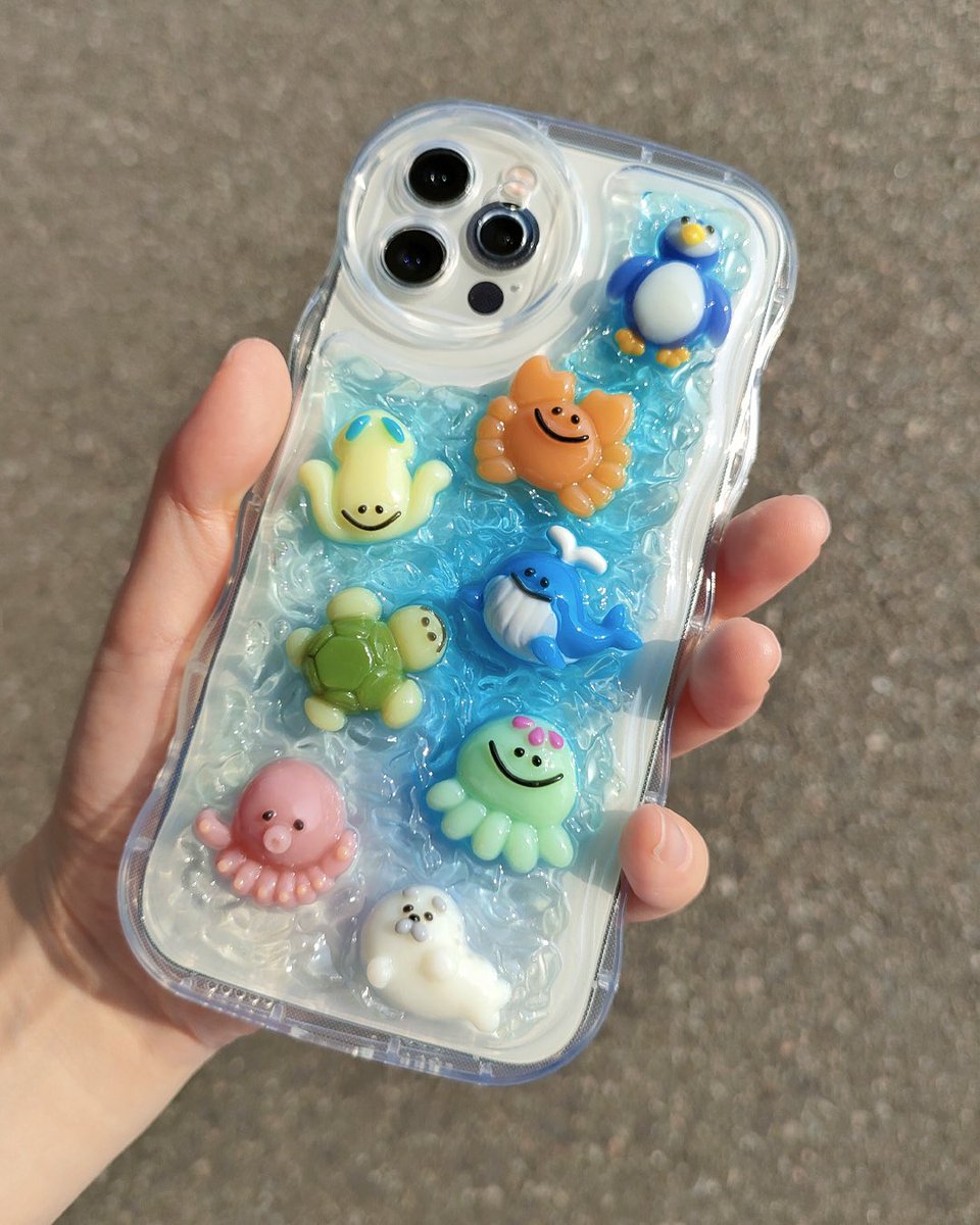 sunwardshop's tweet photo. ぷっくり🫧
海の生き物が作れるモールドを使って
スマホケースを作ってみました🪼🦭

波模様の部分は、
カボションが作れるモールドを使って
アレンジしています🤭✨
▼シリコンモールド カボション 水面
https://t.co/XXejPvspXw

▼シリコンモールド ぷっくりカメとカニ
https://t.co/aRb3JjmYxN https://t.co/nqJH25yonw