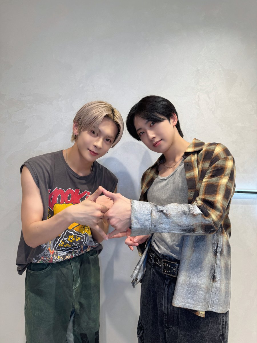 andTEAMofficial's tweet photo. &amp;TEAM × aoen 🐺💙

#andTEAM #앤팀 #FUMA #NICHOLAS #JO
#aoen #アオエン #琉楓 #RUKA #雅久 #GAKU #輝 #HIKARU @aoen_official https://t.co/oN0RGlq126