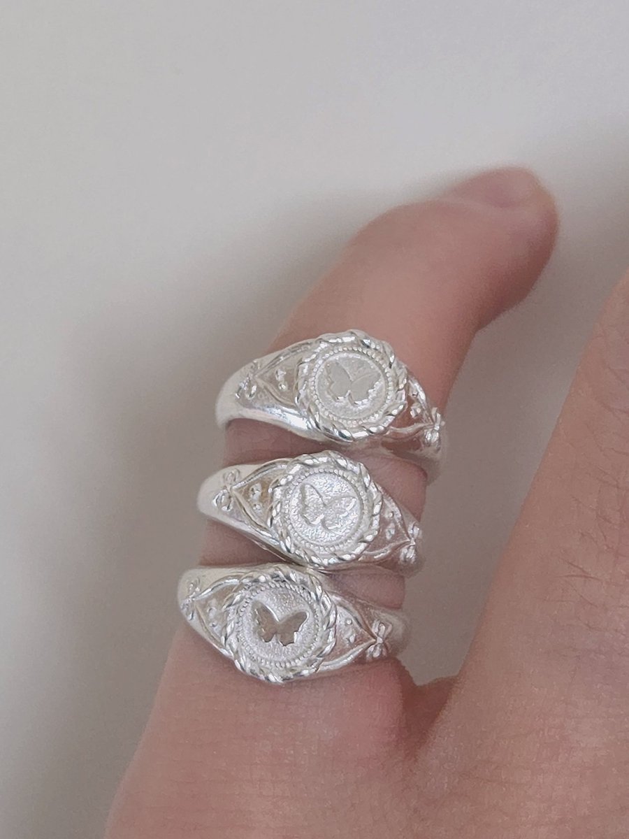 요즘 신제품 제작으로 바빠서 트윗을 잘 올리지 못했는데 유난히 나비 시그넷 링을 많이 만들고 있어요!
시기 별로 인기 있는 제품이 있는 것 같아서 매번 신기하네요..☺️