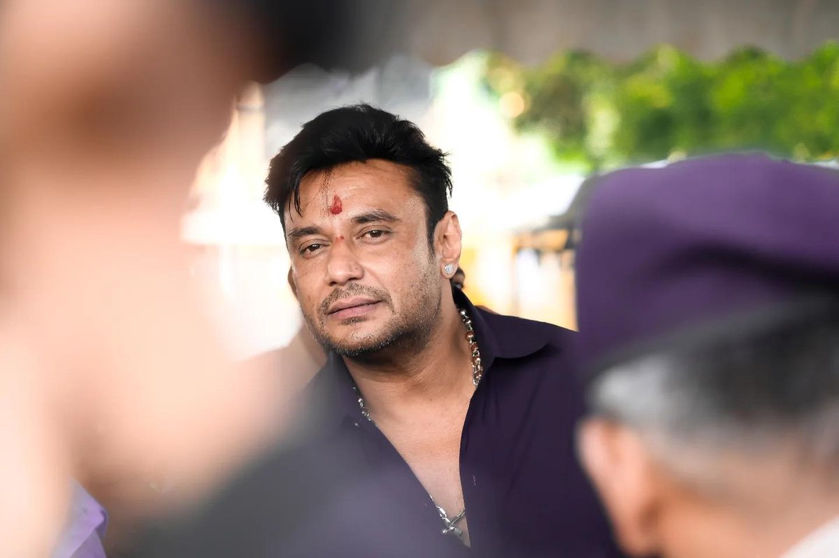 B-O-S-S ❤️ 🫶 

Today Exclusive Pics.. 
ಆಷಾಡ ಶುಕ್ರವಾರ ಪ್ರಯುಕ್ತ ಬಾಕ್ಸ್ ಆಫೀಸ್ ಸುಲ್ತಾನ್ ಚಾಲೆಂಜಿಂಗ್ ಸ್ಟಾರ್ ದರ್ಶನ್ #ಡಿಬಾಸ್ ರವರು ಕುಟುಂಬ ಸಮೇತ ಇಂದು ಮೈಸೂರಿನ ಚಾಮುಂಡಿ ಬೆಟ್ಟಕ್ಕೆ ಭೇಟಿ ನೀಡಿ ವಿಶೇಷ ಪೂಜೆ ಸಲ್ಲಿಸಿ ತಾಯಿ ಆಶೀರ್ವಾದ ಪಡೆದರು.❤😍

#ChallengingStarDarshan #BossOfSandalwood #TheDevil #DBoss