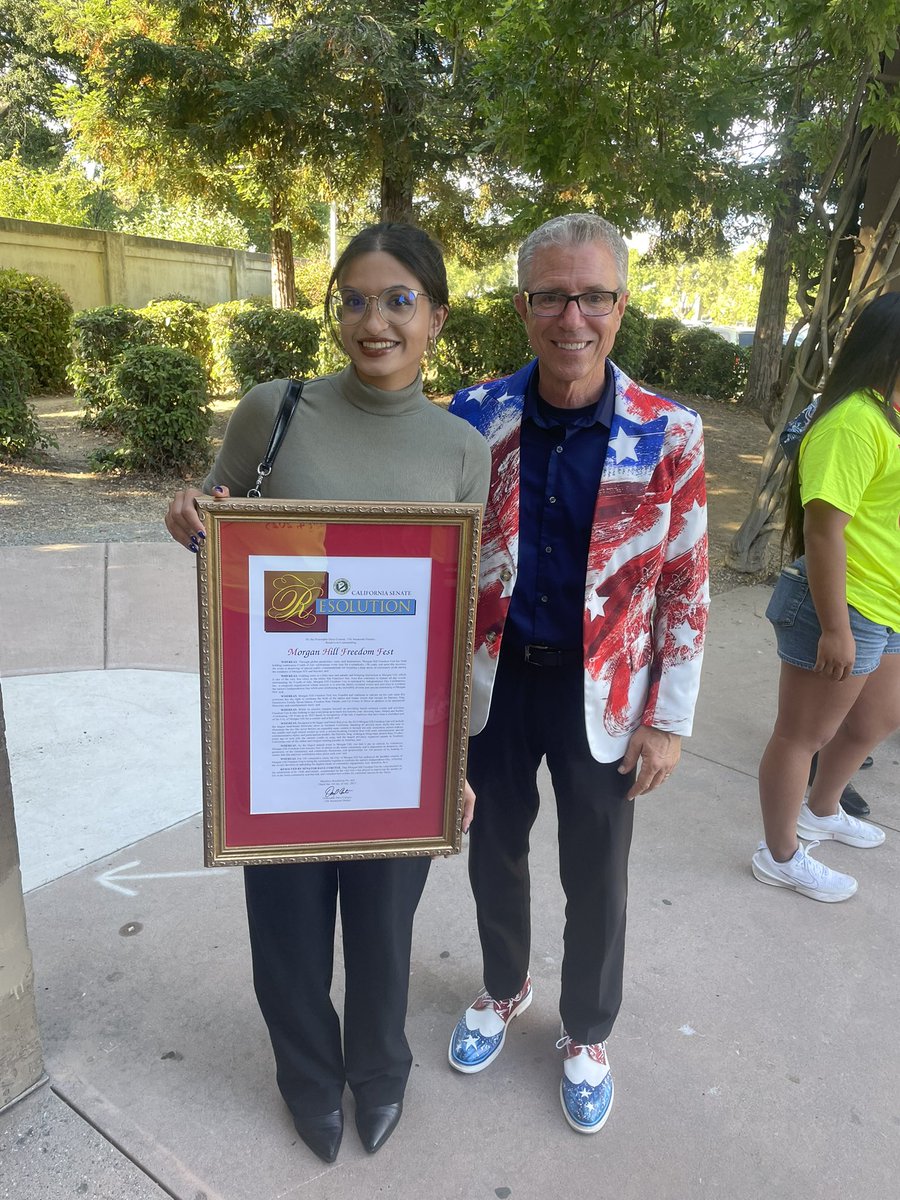 SenDaveCortese's tweet image. #Tradition The 37th annual ‘Patriotic Sing’ known as the @cityofmorganhill Freedom Fest today kicked off the #fourthofjulyweekend🇺🇸! The songs of America were sung by children in grades 1-5 at the Morgan Hill Amphitheater!
Staffer Meghan Bedi presented a Senate Resolution to…