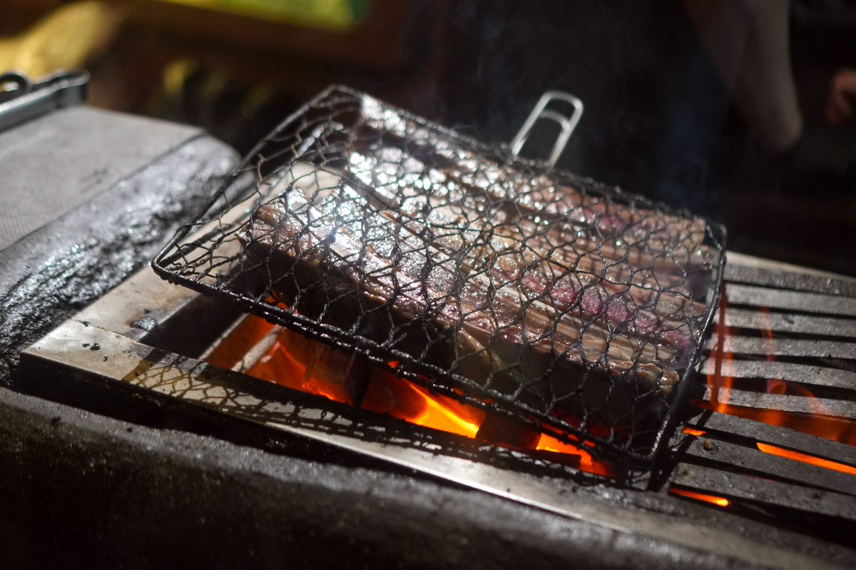 brsurvey's tweet image. [레드리본 위크 현장스케치] 08. 몽탄
코카-콜라와 함께 즐거운 미식 경험을 할 수 있는 특별한 미식 행사인 레드리본 위크의 마지막 행사가 7월 3일 목요일 점심과 저녁, &amp;lt;몽탄&amp;gt;에서 열렸습니다. 이 날의 분위기를 블루리본이 전달드립니다. 
bluer.co.kr/magazine/540