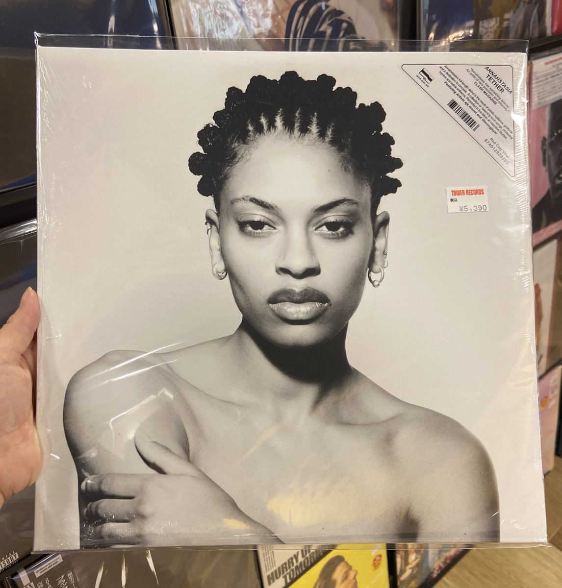 Annahstasia】 スタッフオススメ🦊🖤LA拠点のシンガー、ANNAHSTASIAのデビューアルバム『Tether』のClear Red  Vinylが入荷しました。 フォーキーな歌声と、ソウルフルな歌声と共に壮大に広がっていくスケールの大きさも持ち合わせた傑作です。  https://t.co/WR1pwdsgGS