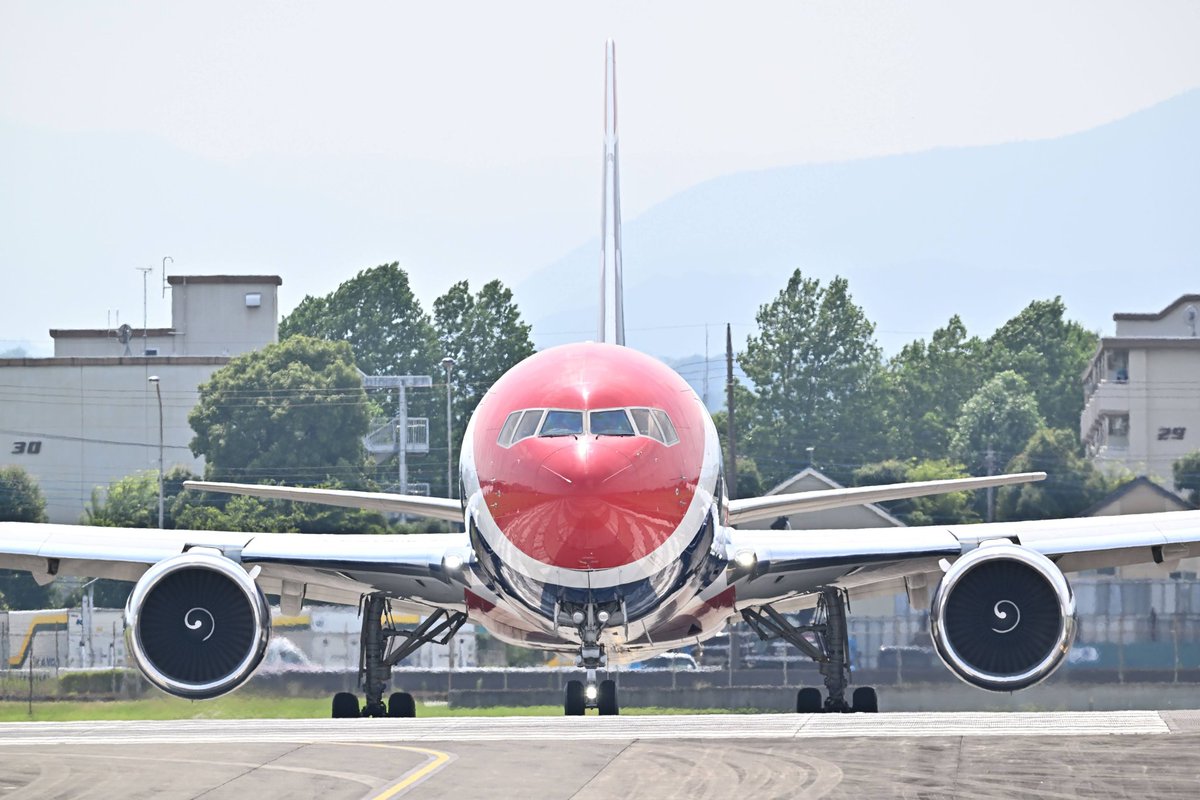 MikeOscar454511's tweet photo. 2025/07/04
アメリカ独立記念日にこれ以上似合う機体はない（？）
Omni Airの軍人さんたちとその家族に対する敬意なのかもしれ��いと思いながらシャッターを押しました😊
#RJTY #横田基地 #Omniair https://t.co/RzihnmMocD