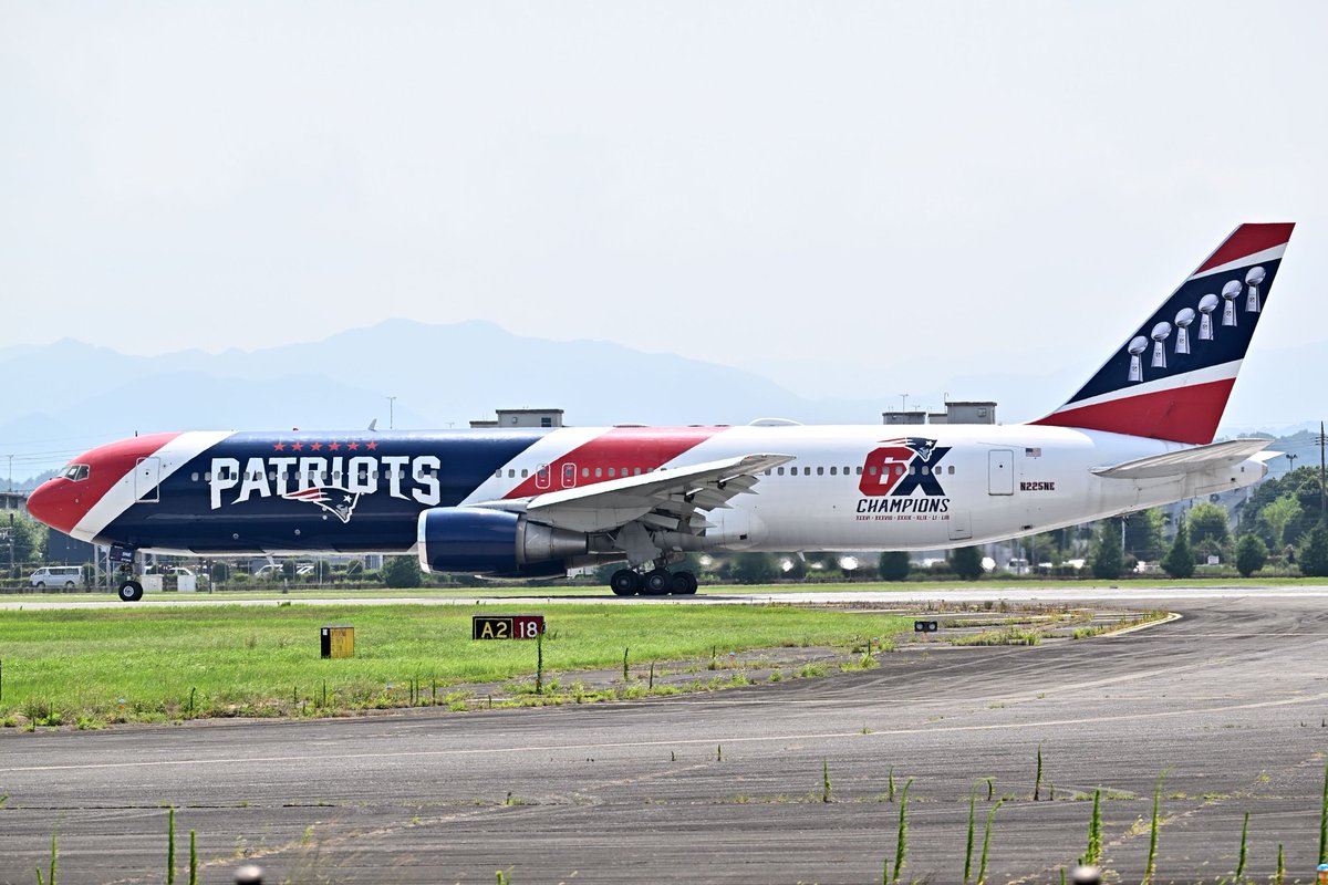 MikeOscar454511's tweet photo. 2025/07/04
アメリカ独立記念日にこれ以上似合う機体はない（？）
Omni Airの軍人さんたちとその家族に対する敬意なのかもしれ��いと思いながらシャッターを押しました😊
#RJTY #横田基地 #Omniair https://t.co/RzihnmMocD