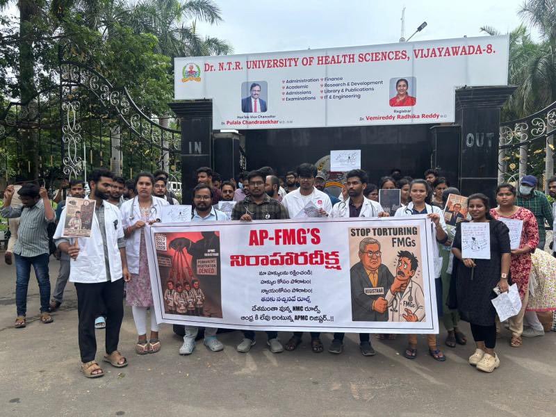 MJakkapu's tweet image. Doctors too gets punished now? Disgusting ruling 💔🙏🏻

#WeStandWithDoctors 
#SaveFMGs