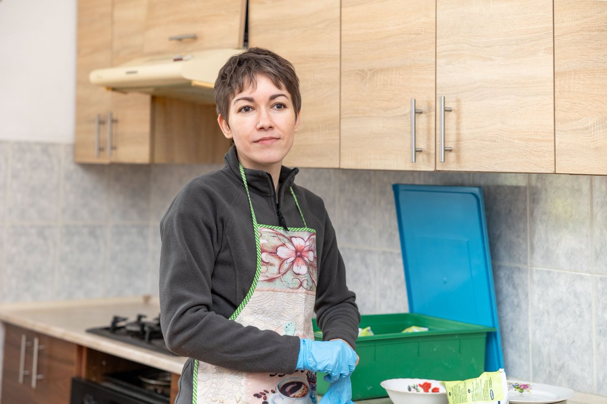 echo_Europe's tweet image. Every day, Anastasia - a 41-year-old refugee from Ukraine - serves lunch to others who, like her, had to flee everything.
In a Refugee Accommodation Centre in Chișinău, a warm meal 🍲means more than food. Thanks to EU support and @WFP, it’s a moment of care, dignity, and hope.