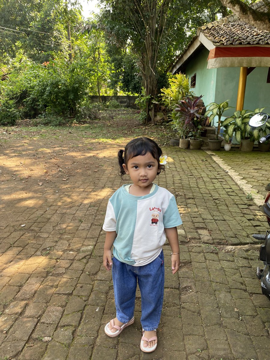 Syadiraaa17's tweet photo. Kenapa harus ke moyang nya sih kemiripannya, kenapa ga ke mama nya aja🫠 https://t.co/zJp9XcCes5
