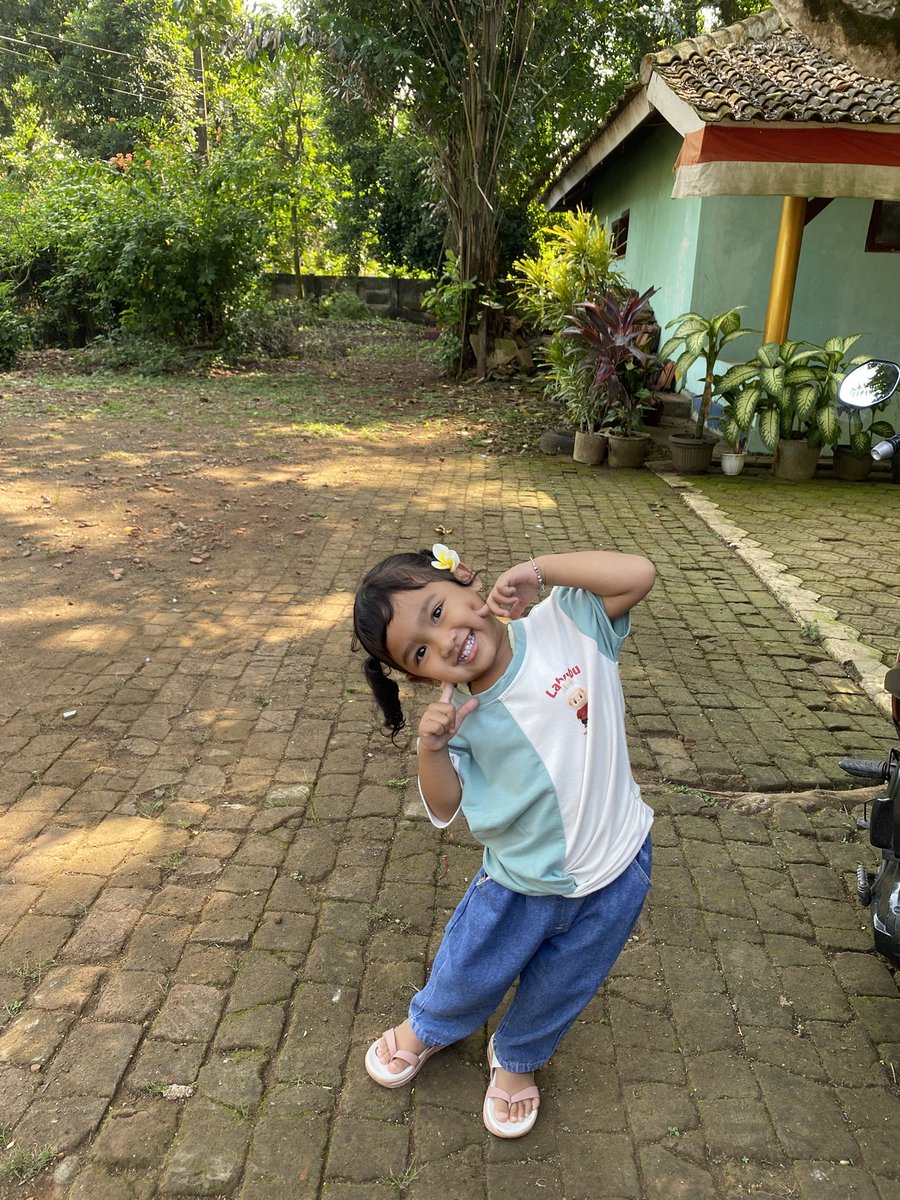 Syadiraaa17's tweet photo. Kenapa harus ke moyang nya sih kemiripannya, kenapa ga ke mama nya aja🫠 https://t.co/zJp9XcCes5