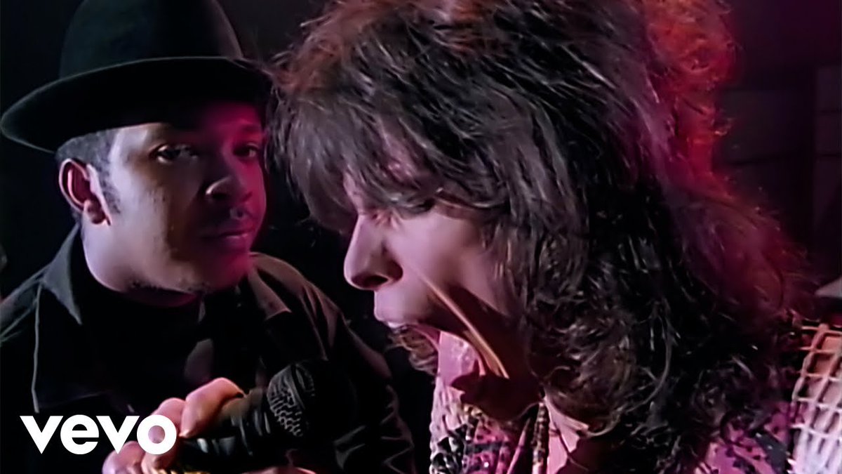 MaxxGhe's tweet photo. 04/07/1986.
In collaborazione con due artisti che composero il brano: Steven Tyler e Joe Perry degli Aerosmith, esce il 45 giri e il video del brano dei RUN-DMC:
"Walk This Way": 
https://t.co/ftaePmfDZn 
#Run_DMC #Aerosmith https://t.co/0VoFFAf0RD